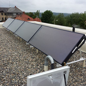 Thermische Solaranlage auf Flachdach